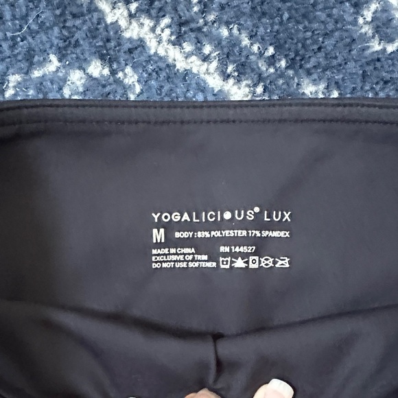 NWOT Yogalicious Women's Black Bike Shorts sz medium - Picture 2 of 3